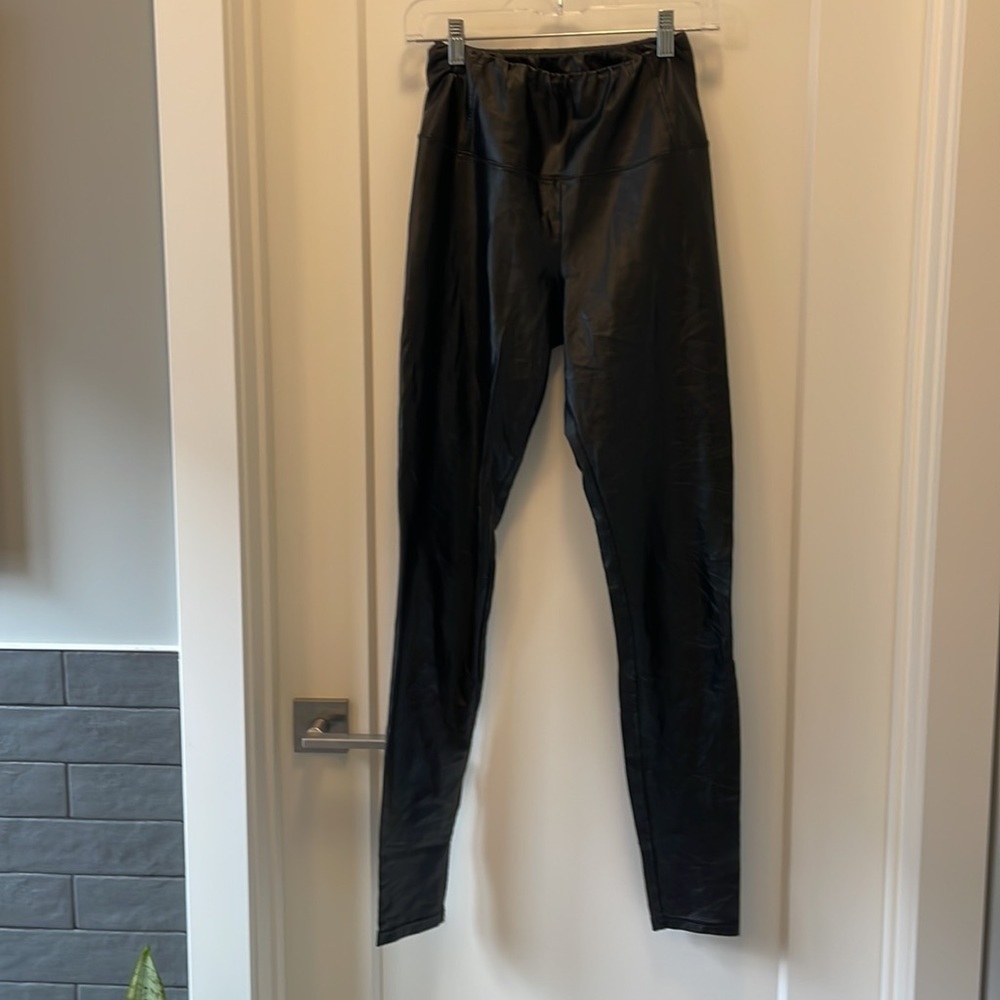 SzS Wilfred Free Daria Faux Vegan Leather High Rise Black Leggings. - Picture 7 of 11